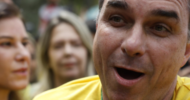 Flávio Bolsonaro e o “Tesouraço” nas contas públicas. É preciso lembrar o que já aconteceu Flávio Bolsonaro e o “Tesouraço” nas contas públicas. É preciso lembrar o que já aconteceu